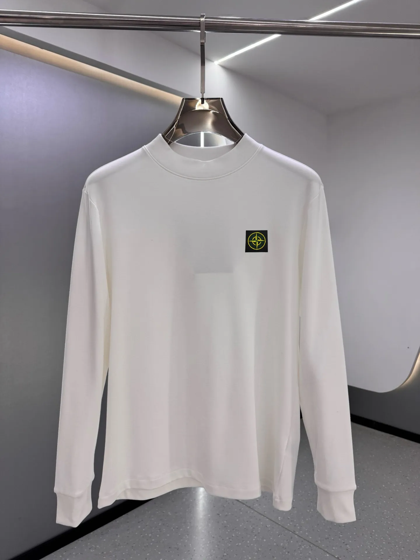 P220 Stone Island 2025 autumn and winter men's latest trade order mid-collar bottoming shirt, in full condition! ! Designed with logo embroidery! Customized 100% pure cotton fabric! Weighing 330g, the upper body is comfortable and breathable, not stiff, and has a rich three-dimensional feel overall. It is a quality export order that meets the simple needs of commuters. The upper body effect is very good, slimming, and not picky about the figure. The fabric workmanship is impeccable. Black White Size: XS-2XL